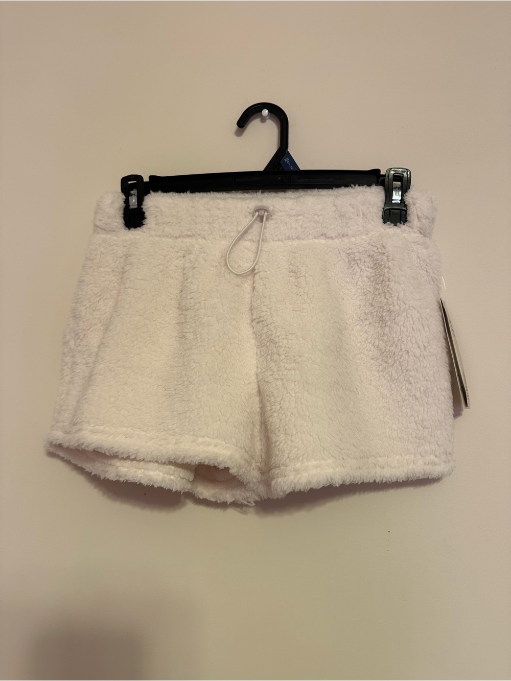 No Boundaries Women’s White Cozy Plush Bungee Drawstring Shorts in Cream XS/0-2